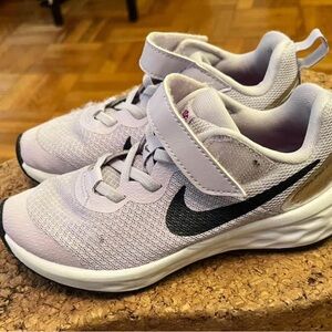 Nike Kids Shoes in Light Purple and Black 12.5T